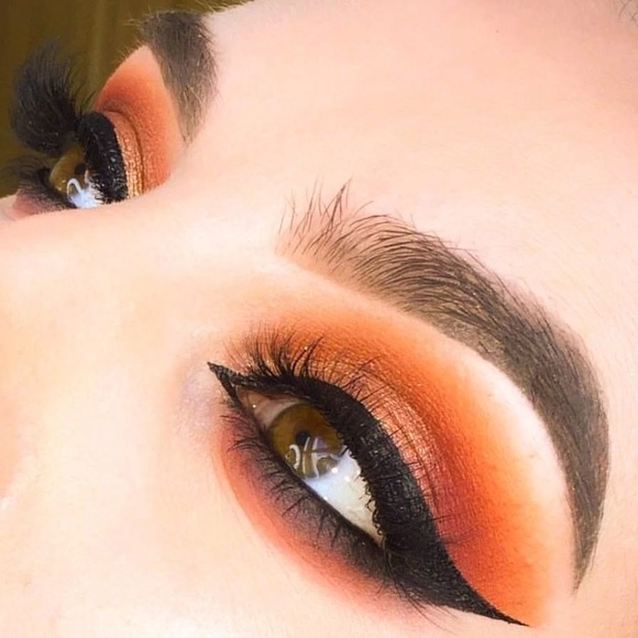 Glamorous Multi-Color Eyeshadow Palette - Picture 4 of 5